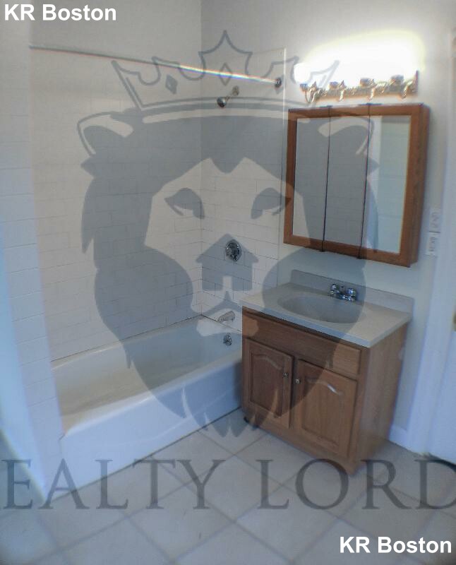 6 bed, 2.5 bath apartment for rent at 34 Quint Ave Unit 0, Allston — photo 3 of 10