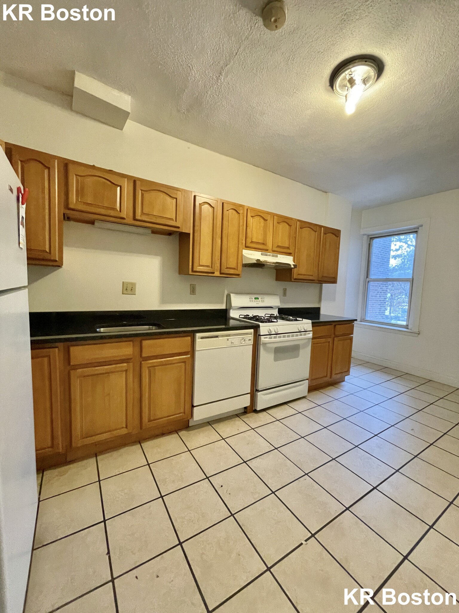 5 bed, 2 bath apartment for rent at 1900 Beacon St Unit 2, Chestnut Hill — photo 2 of 17