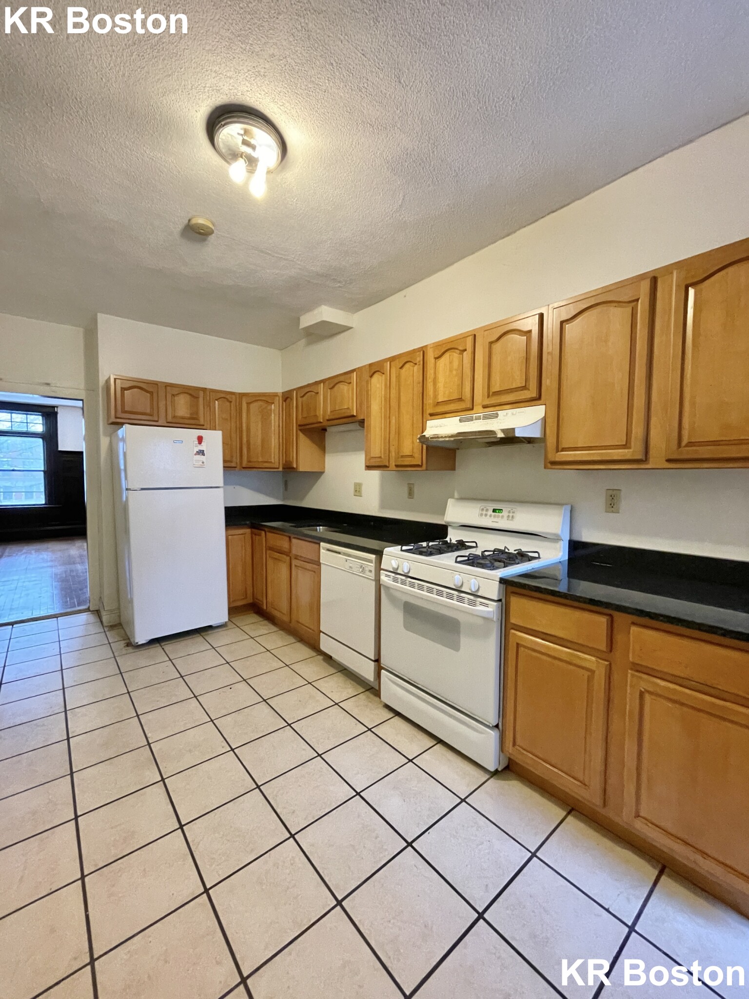 5 bed, 2 bath apartment for rent at 1900 Beacon St Unit 2, Chestnut Hill — photo 4 of 17