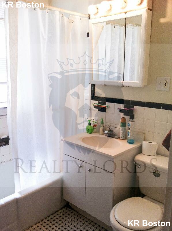 2 bed, 1 bath apartment for rent at 210 Winthrop Rd Unit 38, Washington Square — photo 3 of 7