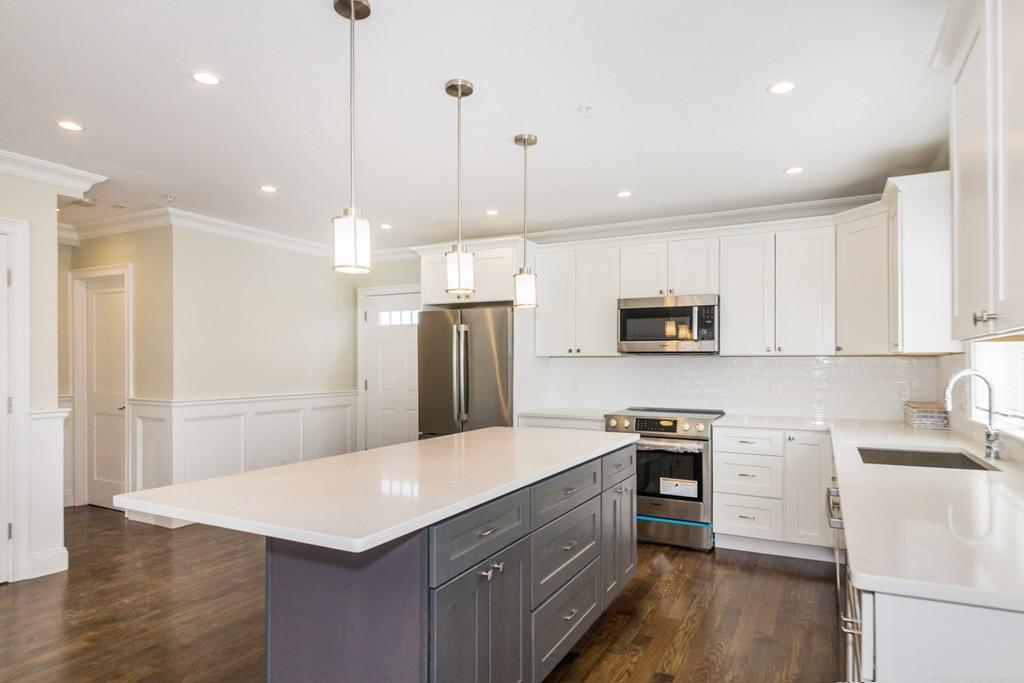 4 bed, 3.5 bath apartment for rent at 37 Juniper St Unit 37R, Roxbury — photo 3 of 18