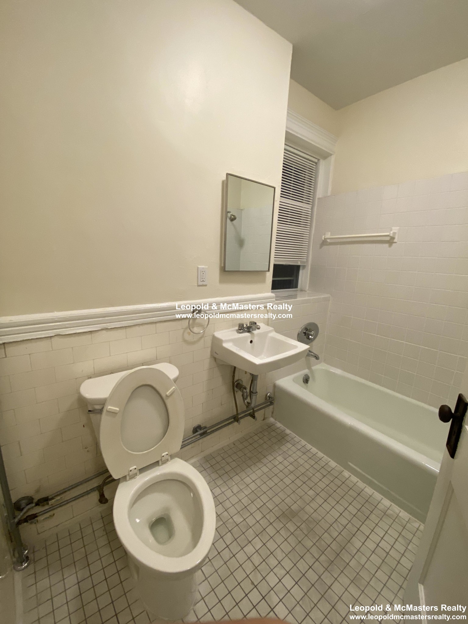 Studio bed, 1 bath apartment for rent at 28 Park Dr Unit 10, Fenway — photo 6 of 10