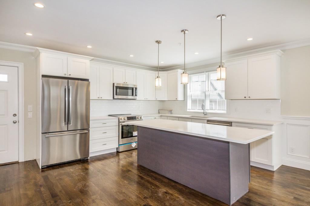 4 bed, 3.5 bath apartment for rent at 37 Juniper St Unit 37R, Roxbury — photo 4 of 18