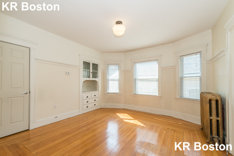 4 bed, 2 bath apartment for rent at 26 Champney St Unit 1, Brighton — photo 2 of 9