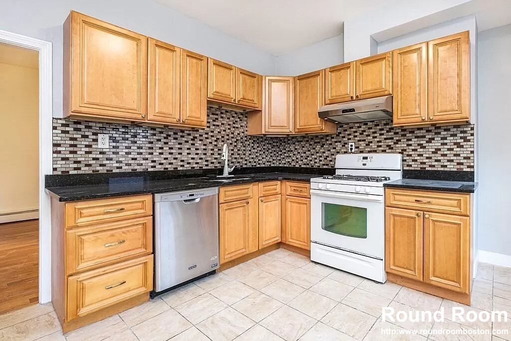 3 bed, 1 bath apartment for rent at 28 Moreland St Unit 2, Winter Hill — photo 5 of 13