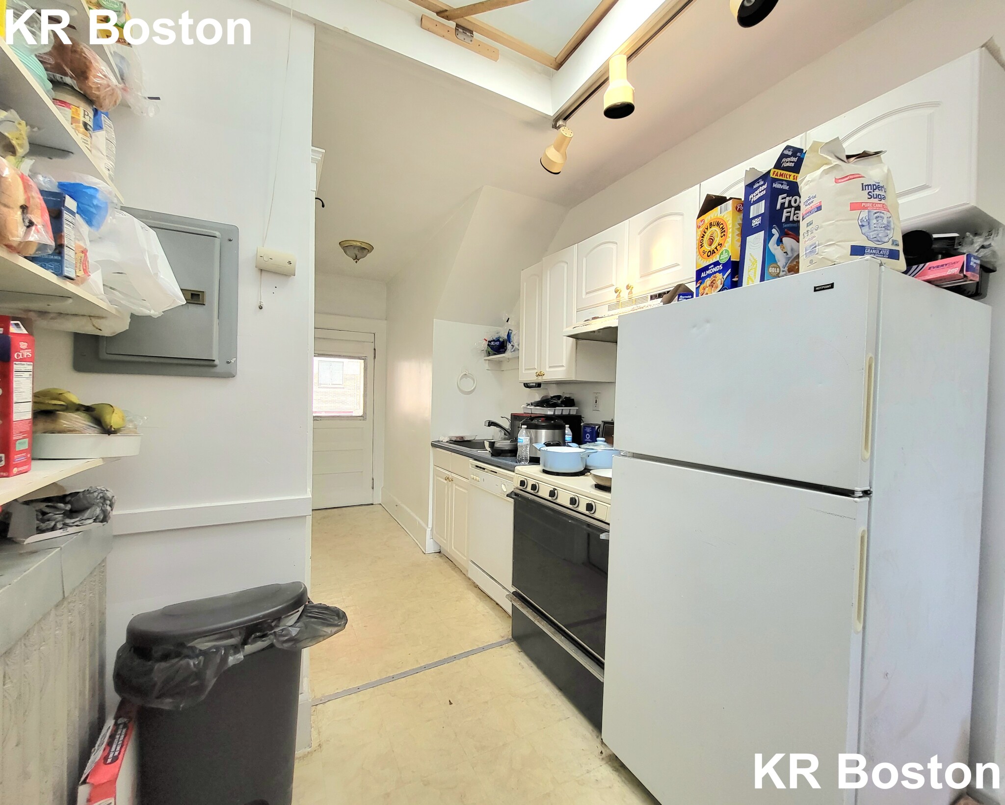 3 bed, 1.5 bath apartment for rent at 148 Strathmore Rd Unit 0, Brighton — photo 3 of 4