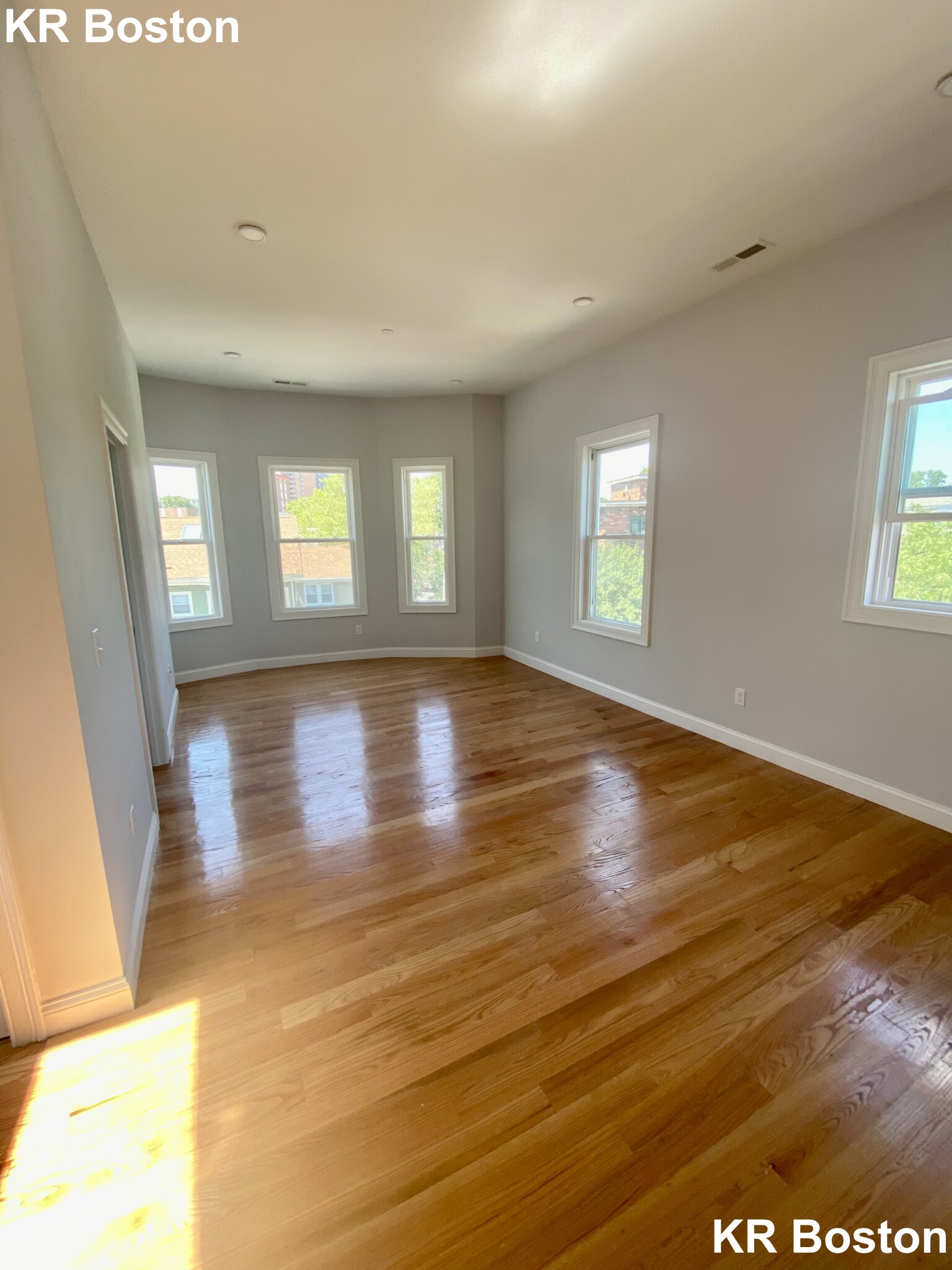 4 bed, 2 bath apartment for rent at 127 Cross St Unit 3L, Prospect Hill — photo 2 of 8