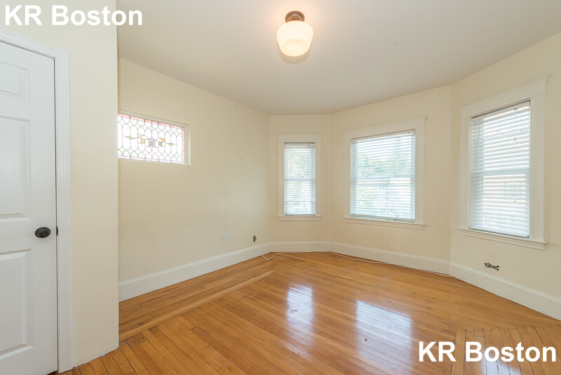 4 bed, 2 bath apartment for rent at 26 Champney St Unit 1, Brighton — photo 3 of 9