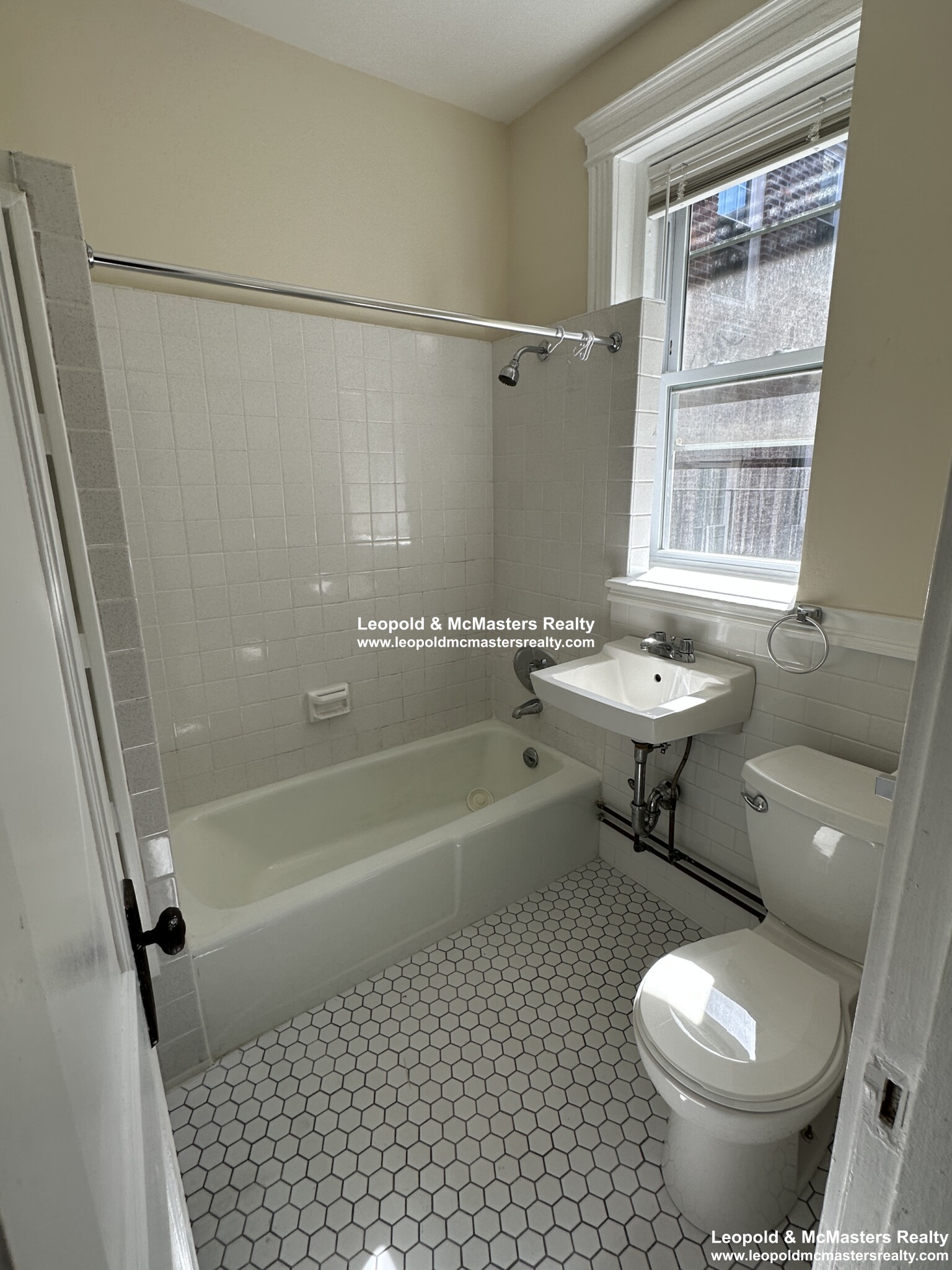 Studio bed, 1 bath apartment for rent at 27 Park Dr Unit 9U, Fenway — photo 5 of 8