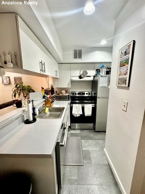 2 bed, 1 bath apartment for rent at 21 Cleveland Pl Unit 1, North End — photo 12 of 15