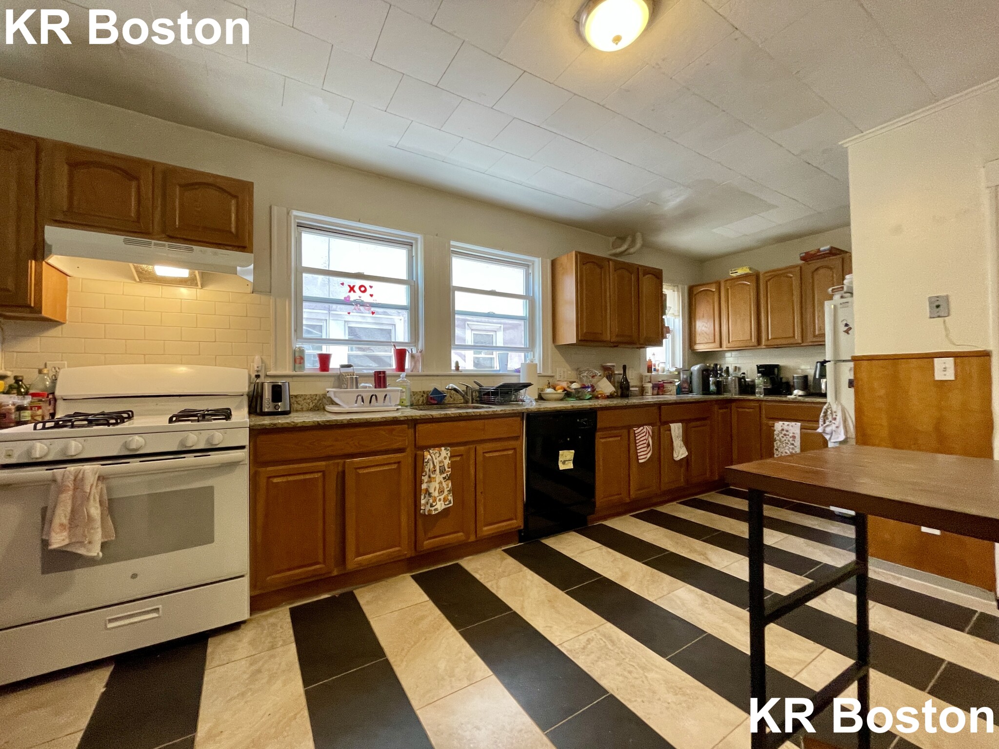 5 bed, 1 bath apartment for rent at 780 Washington St Unit 1, Washington Square — photo 2 of 7
