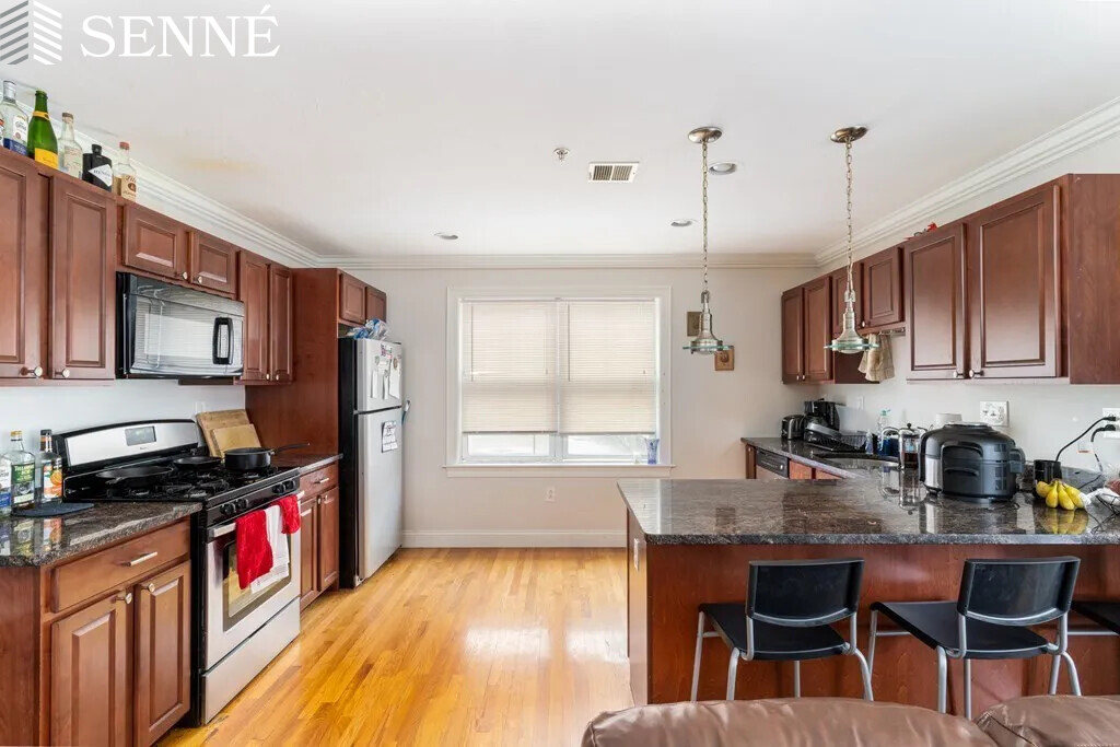 4 bed, 2.5 bath apartment for rent at 16 Notre Dame St Unit 3, Jamaica Plain — photo 4 of 17