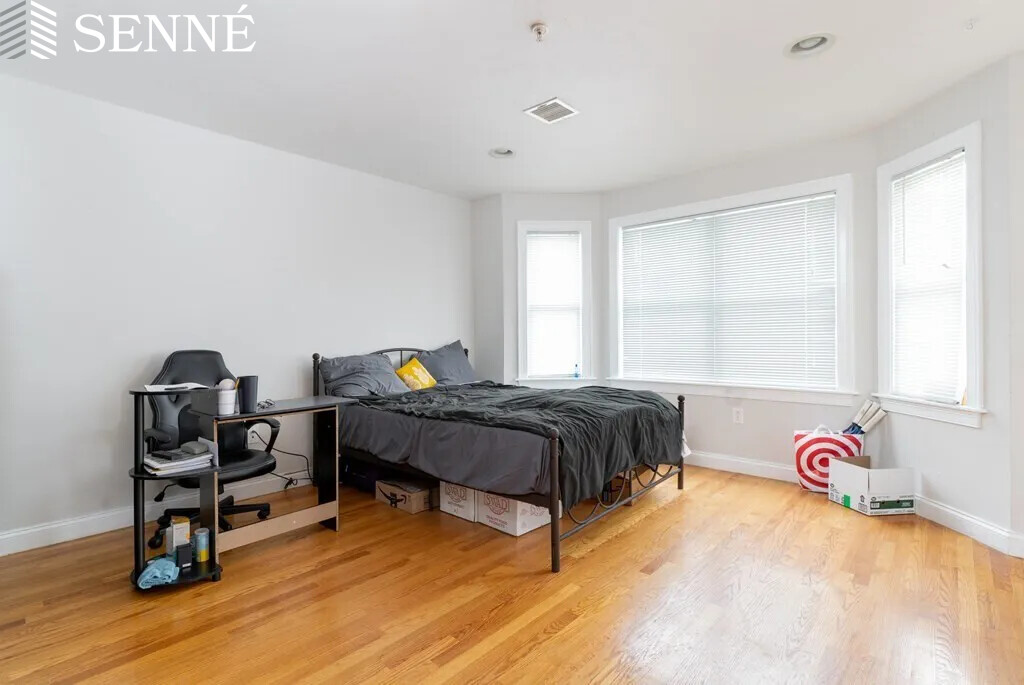 4 bed, 2.5 bath apartment for rent at 16 Notre Dame St Unit 3, Jamaica Plain — photo 3 of 17