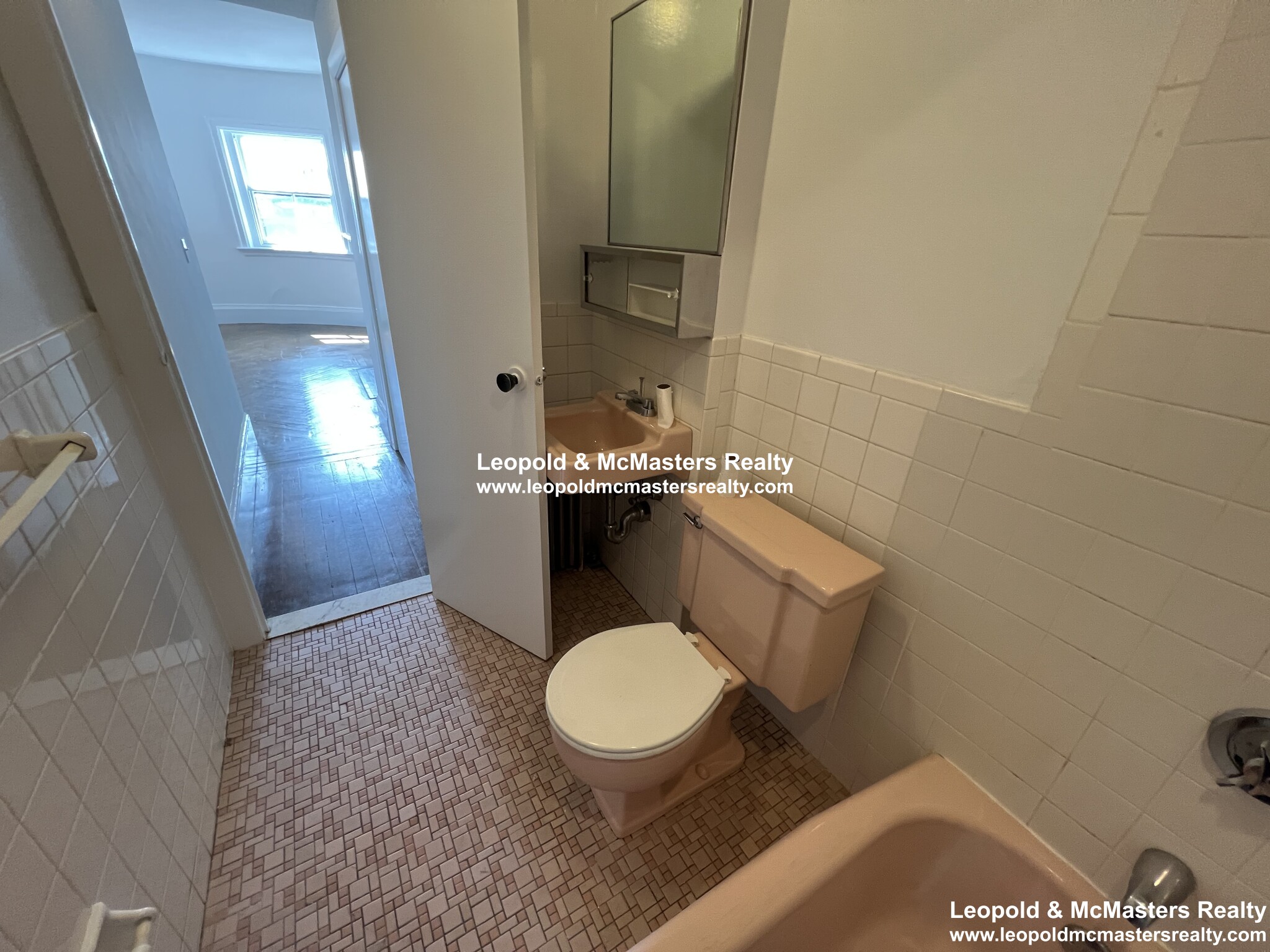 Studio bed, 1 bath apartment for rent at 20 Mount Vernon St Unit 603, Beacon Hill — photo 4 of 12