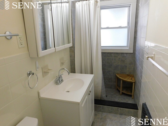 3 bed, 1 bath apartment for rent at 1675 Massachusetts Ave Unit 7, Baldwin — photo 4 of 10