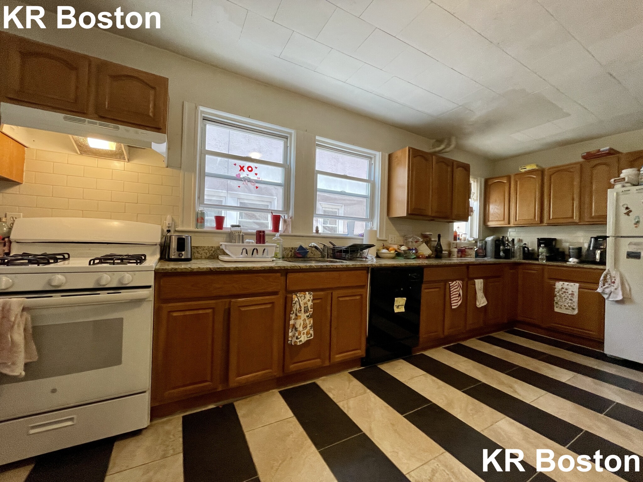 5 bed, 1 bath apartment for rent at 789 Washington St Unit 1, Washington Square — photo 2 of 7