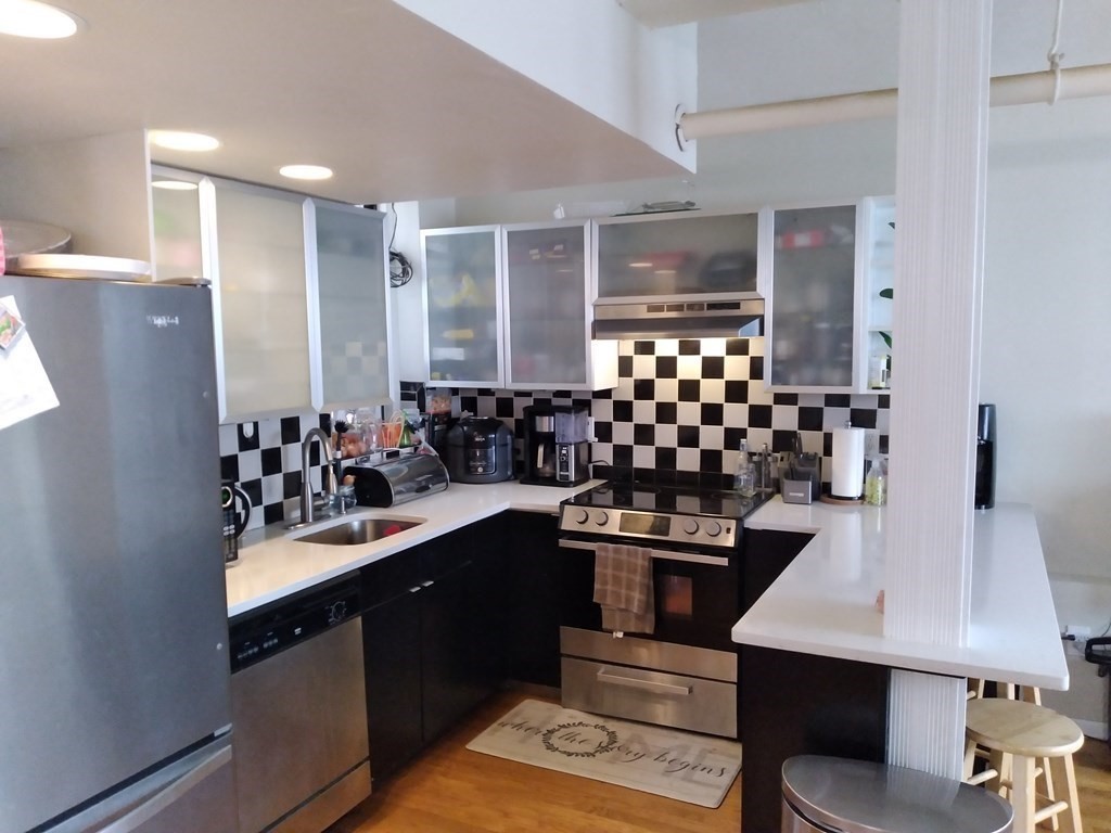 4 bed, 2 bath apartment for rent at 1572 Commonwealth Ave Unit 101, Brighton — photo 2 of 6