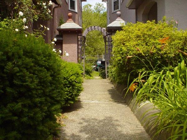 5 bed, 1 bath apartment for rent at 780 Washington St Unit 3, Washington Square — photo 2 of 6