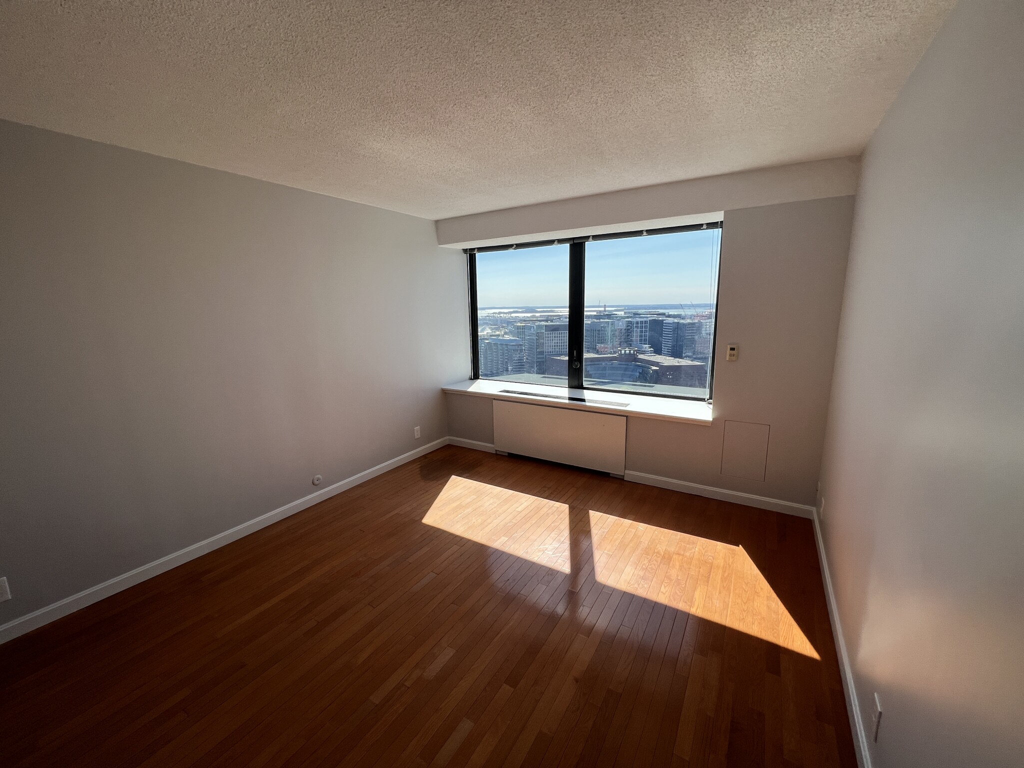 2 bed, 1 bath apartment for rent at 85 East India Row Unit 37B, Waterfront — photo 15 of 23
