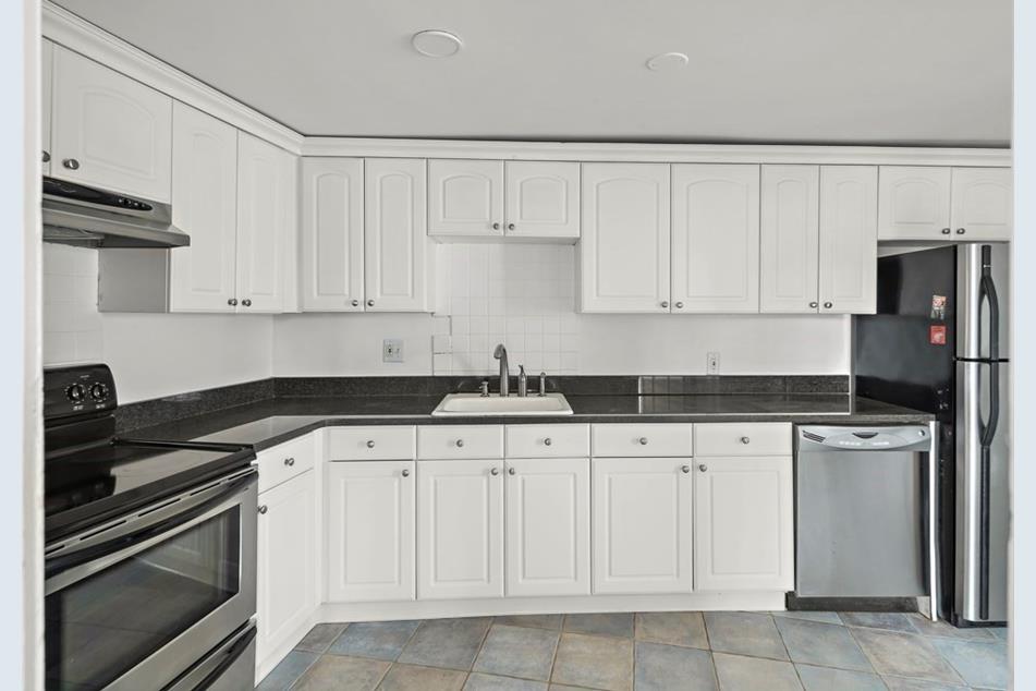 3 bed, 2 bath apartment for rent at 13 Walker St Unit 3, Back Bay — photo 4 of 10