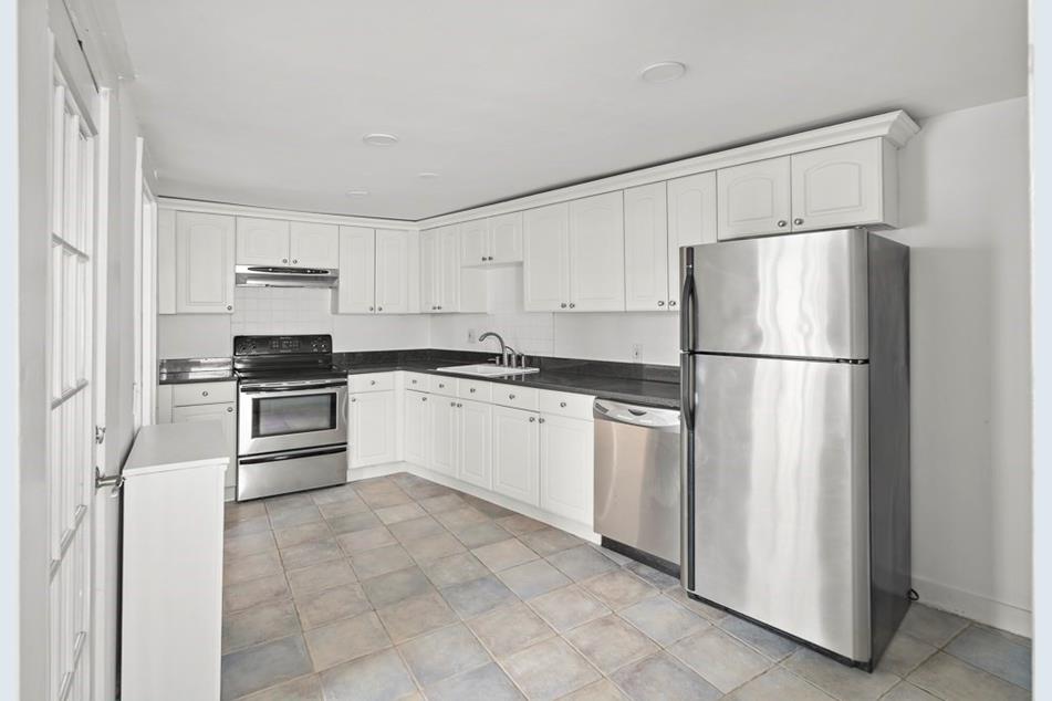3 bed, 2 bath apartment for rent at 13 Walker St Unit 3, Back Bay — photo 5 of 10