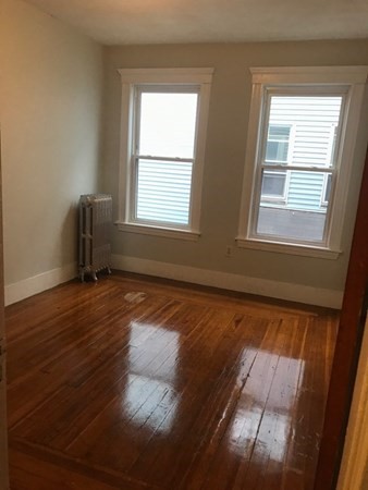 5 bed, 1 bath apartment for rent at 23 Thornley Unit 2, Dorchester — photo 2 of 3