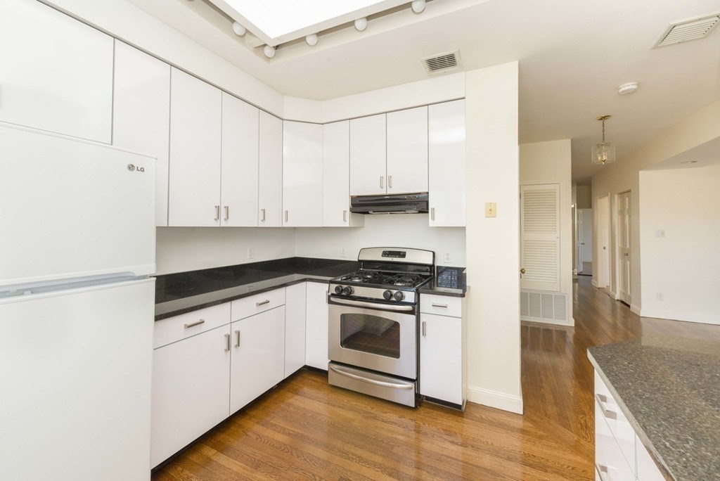 2 bed, 2 bath apartment for rent at 344 Harvard St Unit 3, Coolidge Corner — photo 6 of 8