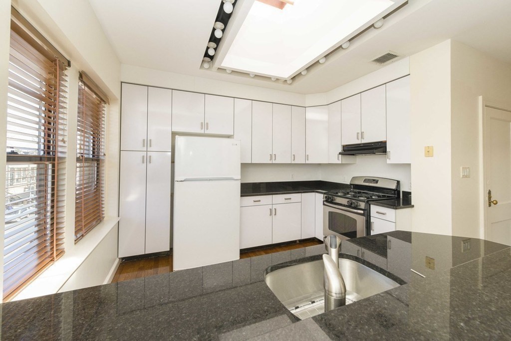 2 bed, 2 bath apartment for rent at 344 Harvard St Unit 3, Coolidge Corner — photo 4 of 8