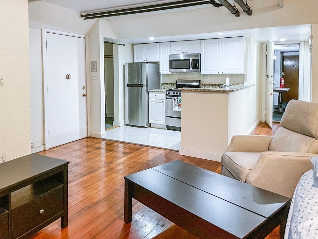 Studio bed, 1 bath apartment for rent at 178 Marlborough St Unit Bf, Back Bay — photo 3 of 9