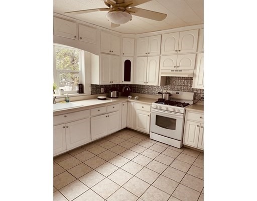 4 bed, 2.5 bath apartment for rent at 1528 Eastern Ave Unit 1, Malden — photo 4 of 40