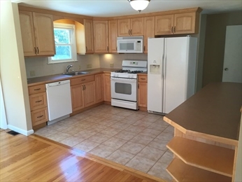 3 bed, 1.5 bath apartment for rent at 352 Sprague St Unit 352, Dedham — photo 2 of 6