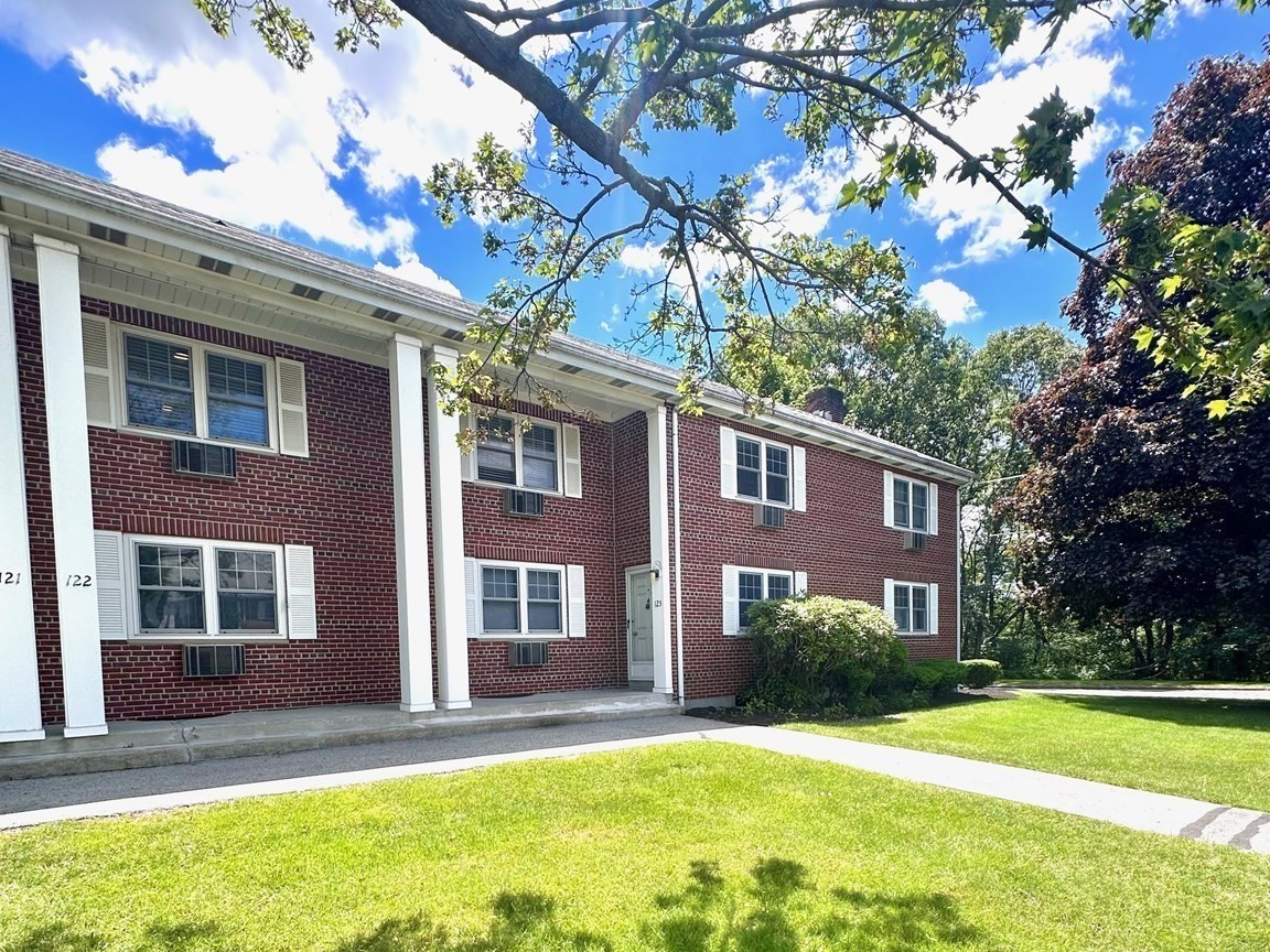 2 bed, 1 bath apartment for rent at 123 Emerson Gardens Rd Unit 123, Lexington — photo 2 of 16