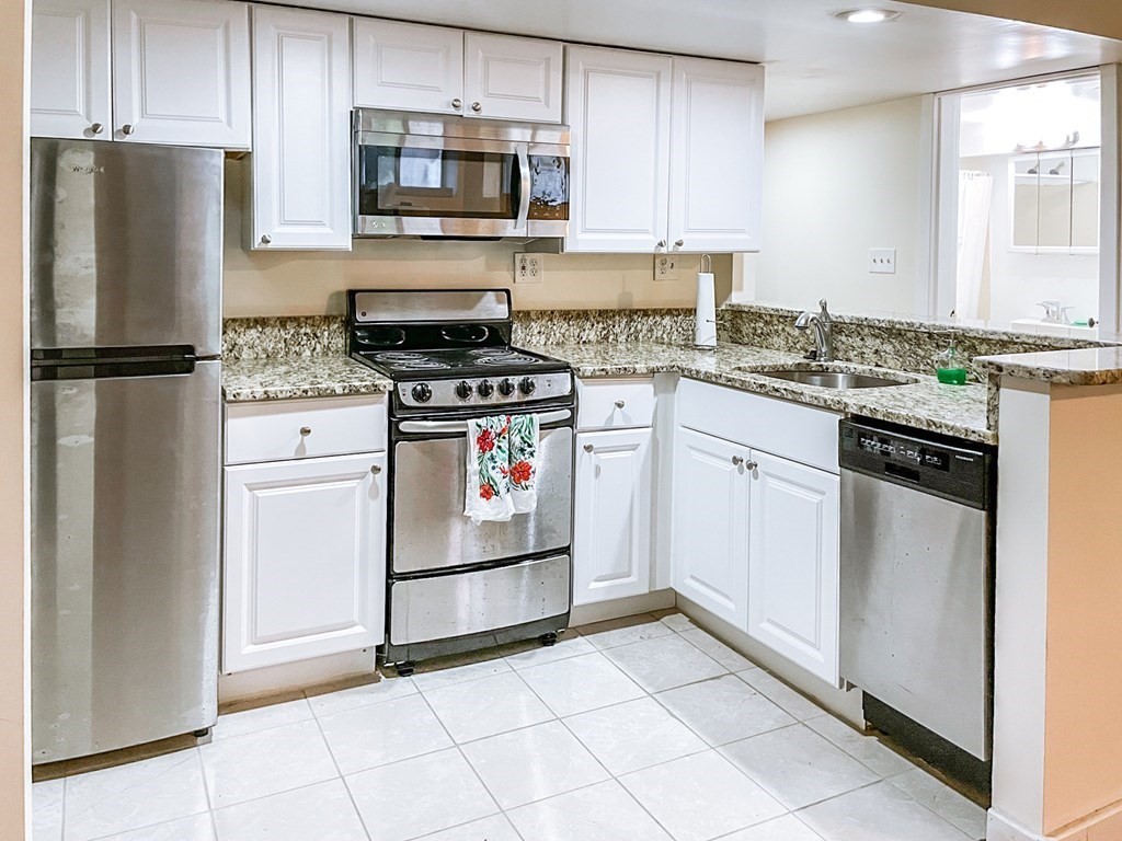 Studio bed, 1 bath apartment for rent at 178 Marlborough St Unit Bf, Back Bay — photo 6 of 9