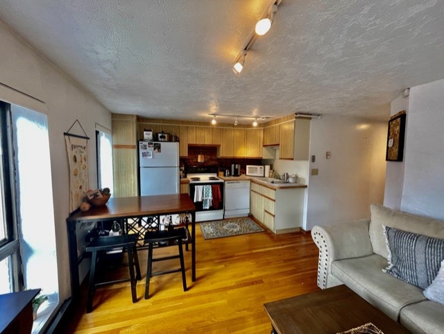 2 bed, 1 bath apartment for rent at 8 Harris St Unit 3, North End — photo 1 of 18
