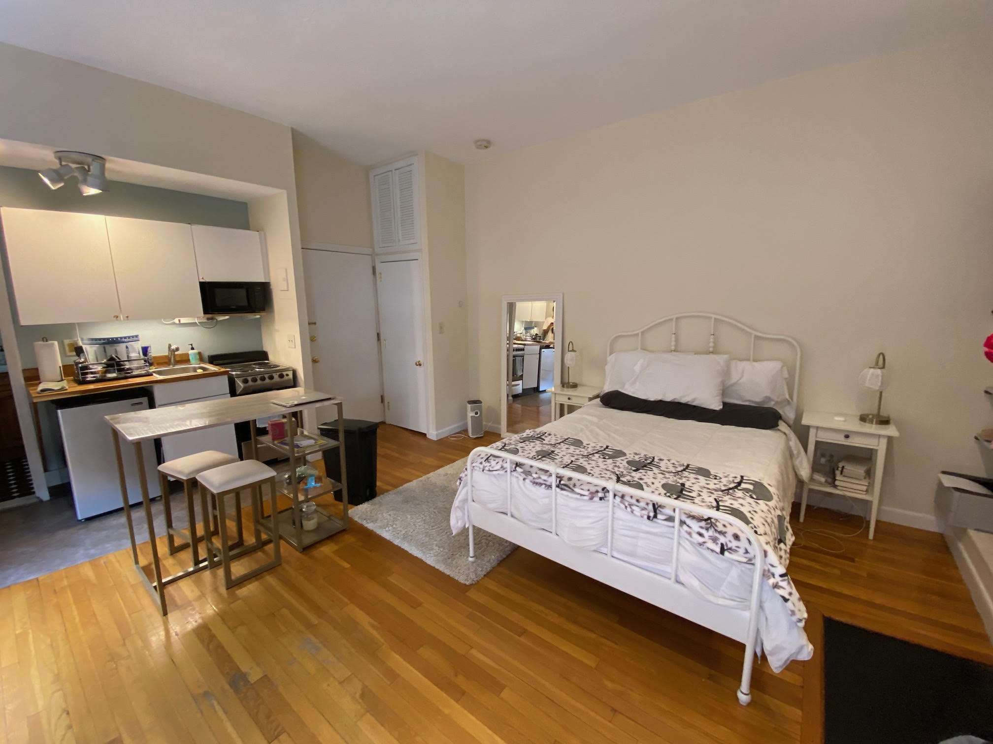 Studio bed, 1 bath apartment for rent at 11 S Russell St Unit 2, Beacon Hill — photo 3 of 6